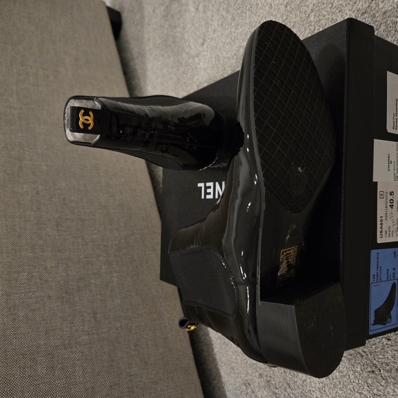 Chanel Black Patent Sheep Shearling Lined Leather Ankle Boots 40.5 - Picture 7 of 11